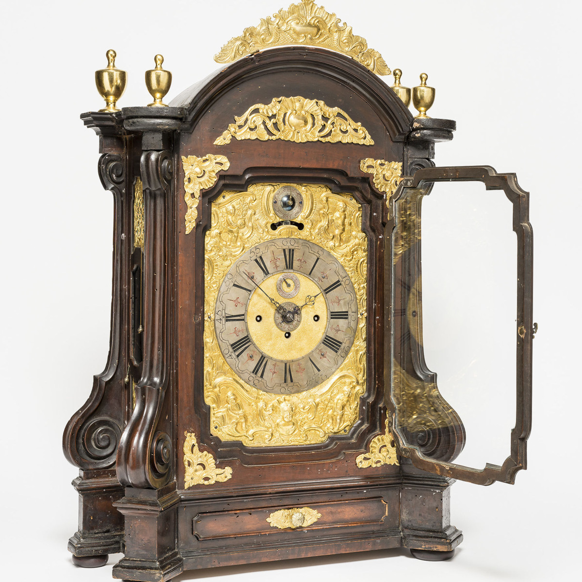 Altarförmige Stockuhr aus Zug, Zug, um 1730/40, sign. T. L. Brandenberg A Zug. Leihgabe aus Privatbesitz. Foto: Michael Lio Altarförmige Stockuhr aus Zug, Zug, um 1730/40, sign. T. L. Brandenberg A Zug. Leihgabe aus Privatbesitz. Foto: Michael Lio