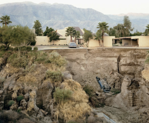 Joel Sternfeld, After a Flash Flood, Rancho Mirage, California, July 1979, 1979 aus American Prospects © Joel Sternfeld