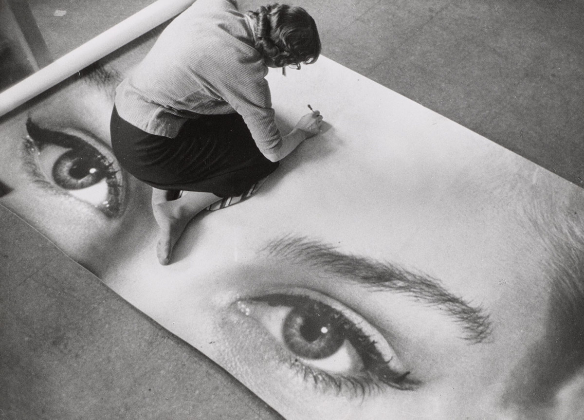 Elisabeth Brühlmann, Marie Ottomann-Rothacher bei der Arbeit im Atelier von Hans Peter Klauser, Zürich, 1960 © Elisabeth Brühlmann Sarlo / Fotostiftung Schweiz