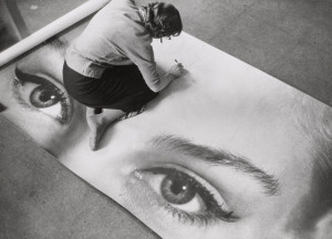 Elisabeth Brühlmann, Marie Ottomann-Rothacher bei der Arbeit im Atelier von Hans Peter Klauser, Zürich, 1960 © Elisabeth Brühlmann Sarlo / Fotostiftung Schweiz Elisabeth Brühlmann, Marie Ottomann-Rothacher bei der Arbeit im Atelier von Hans Peter Klauser, Zürich, 1960 © Elisabeth Brühlmann Sarlo / Fotostiftung Schweiz