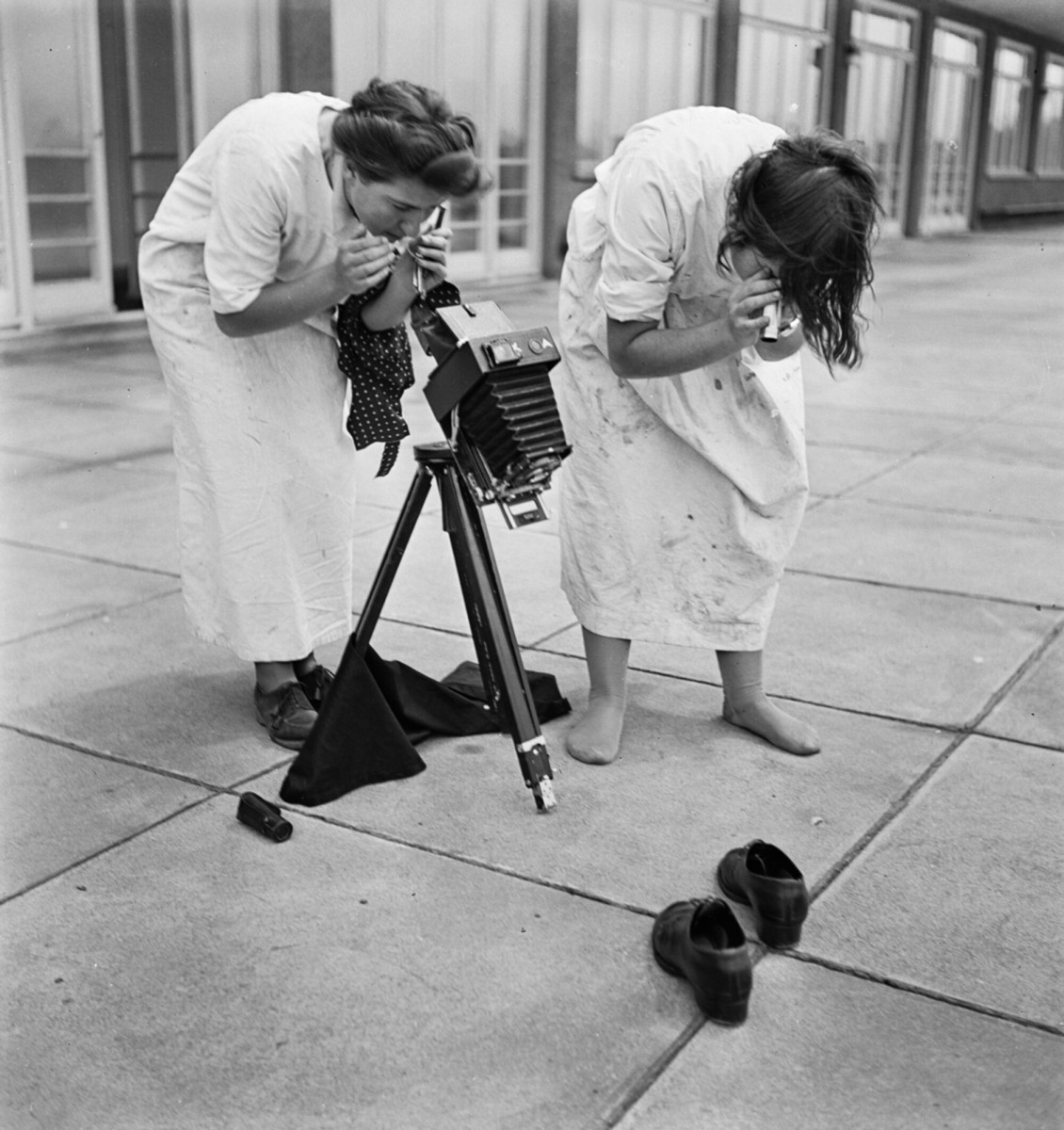 Leni Willimann-Thöni, Schülerinnen der Fachklasse für Fotografie, Kunstgewerbeschule Zürich, ca. 1940 © Leni Willimann-Thöni / Fotostiftung Schweiz Leni Willimann-Thöni, Schülerinnen der Fachklasse für Fotografie, Kunstgewerbeschule Zürich, ca. 1940 © Leni Willimann-Thöni / Fotostiftung Schweiz