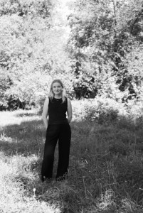 Musikalisch begleitete Sofalesung mit Simone Stolz: «Dazwischen die Einsamkeit» Musikalisch begleitete Sofalesung mit Simone Stolz: «Dazwischen die Einsamkeit»